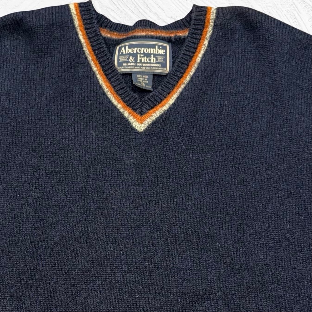 Vintage Abercrombie & Fitch Sweater XLarge 100% Wool Pullover Sweater Navy VNeck - Picture 2 of 4